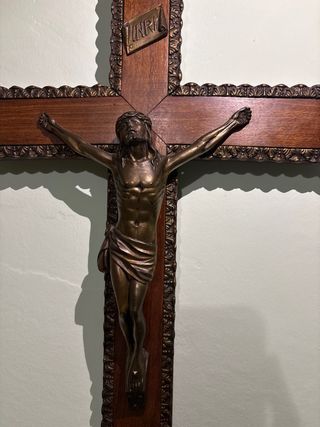 Crucifijo antiguo de madera y metal