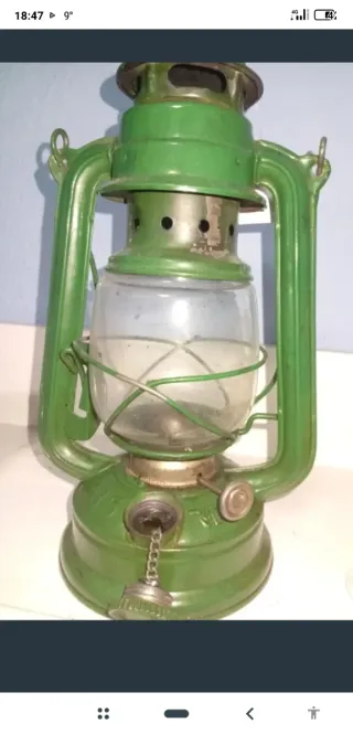 Lámpara de aceite verde antigua