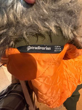 Cazadora Stradivarius verde con cuello