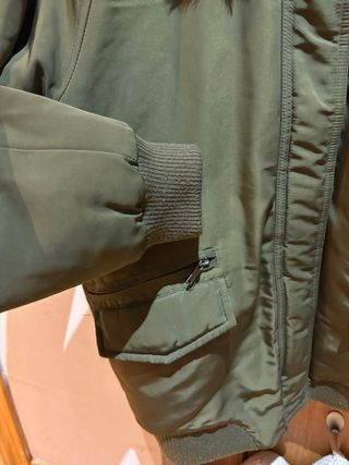 Cazadora Stradivarius verde con cuello