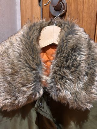 Cazadora Stradivarius verde con cuello