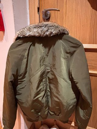 Cazadora Stradivarius verde con cuello