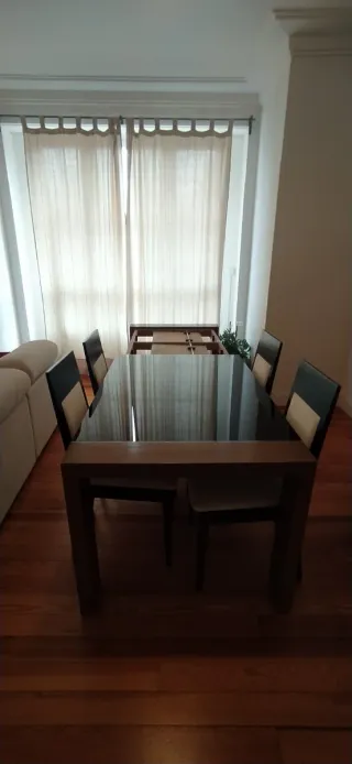 Mesa  moderna EXTENSIBLE cristal/madera y sillas