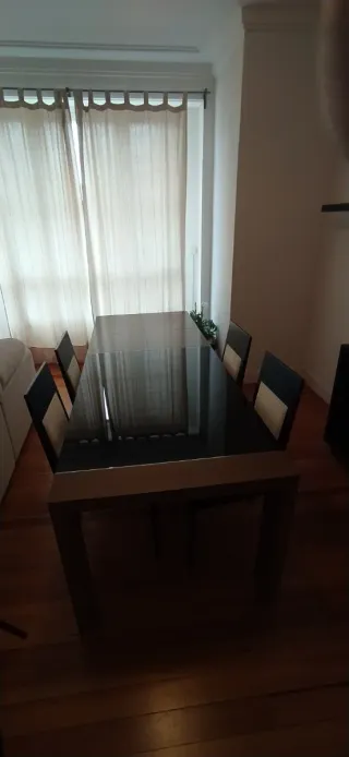 Mesa  moderna EXTENSIBLE cristal/madera y sillas