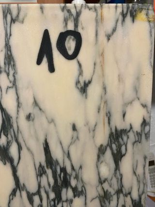 Piezas de mármol con veta negra