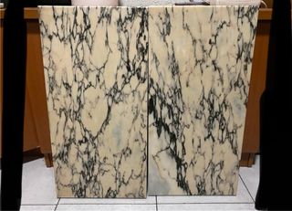 Piezas de mármol con veta negra