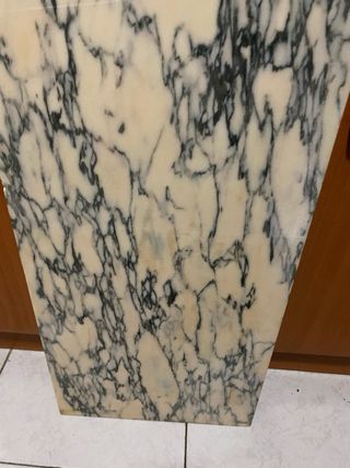 Piezas de mármol con veta negra