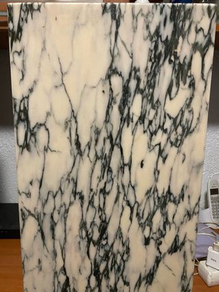 Piezas de mármol con veta negra