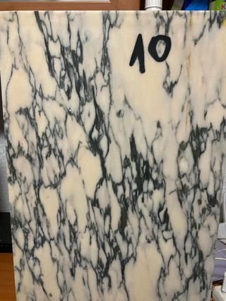 Piezas de mármol con veta negra