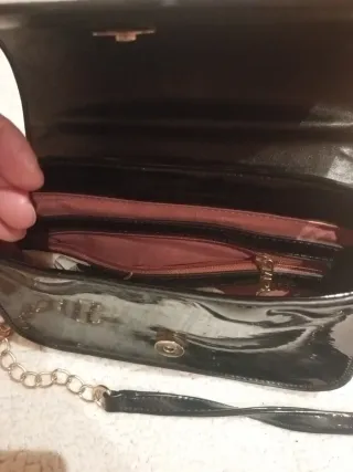 Bolso Misako negro charol cadena