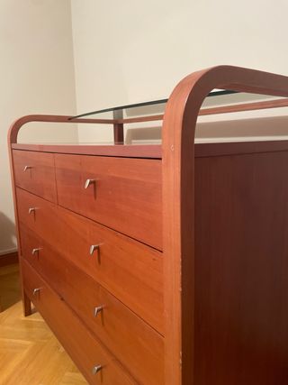 Cómoda de madera con tapa de cristal