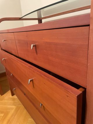 Cómoda de madera con tapa de cristal