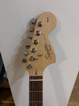 Fender Squier Stratocaster Guitarra Eléctrica