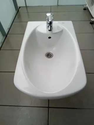 Bidet marca Roca con grifería y desagüe nuevo.