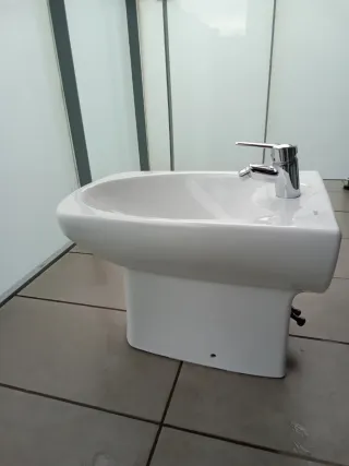 Bidet marca Roca con grifería y desagüe nuevo.