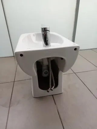 Bidet marca Roca con grifería y desagüe nuevo.