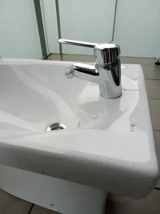 Bidet marca Roca con grifería y desagüe nuevo.
