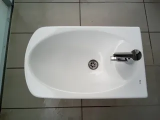 Bidet marca Roca con grifería y desagüe nuevo.
