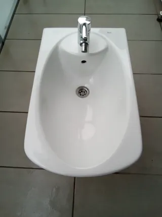Bidet marca Roca con grifería y desagüe nuevo.
