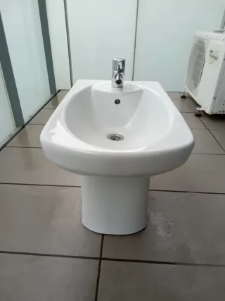 Bidet marca Roca con grifería y desagüe nuevo.