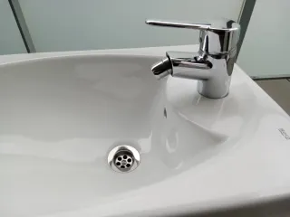 Bidet marca Roca con grifería y desagüe nuevo.