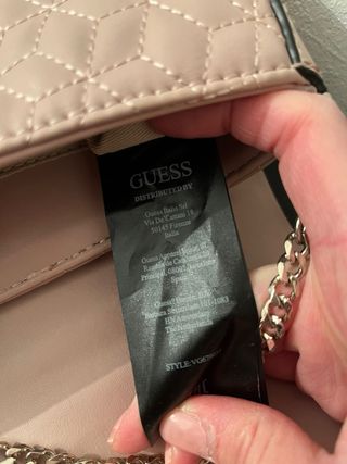 Bolso Guess rosa con tachuelas doradas