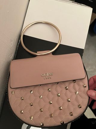 Bolso Guess rosa con tachuelas doradas