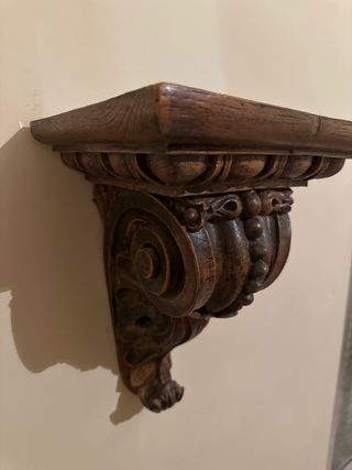 Estantería de madera decorativa
