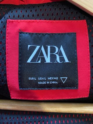 Chaqueta impermeable ZARA roja