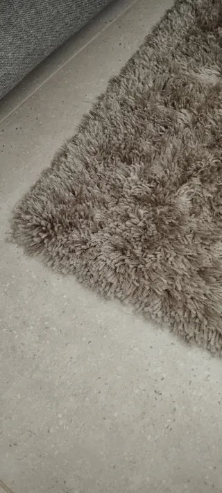 Alfombra de pelo beige y gris. Color Taupe