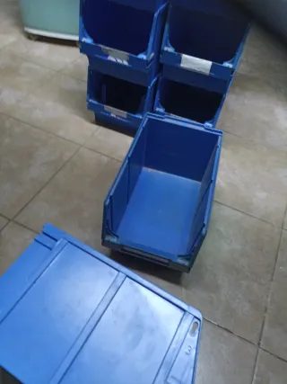 Gavetas azules grandes apilables