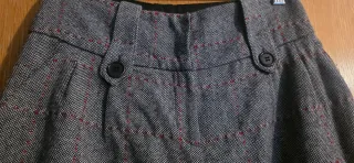 Pantalón de vestir gris con cuadros rojos
