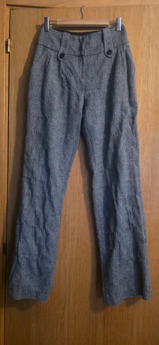 Pantalón de vestir gris con cuadros rojos