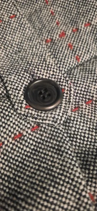 Pantalón de vestir gris con cuadros rojos