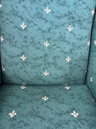 2 Sillones tapizados y reposapiés.