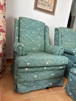 2 Sillones tapizados y reposapiés.