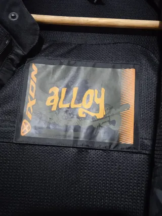 Cazadora de moto negra