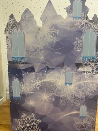 Casa de muñecas temática elsa con algunos muñecos