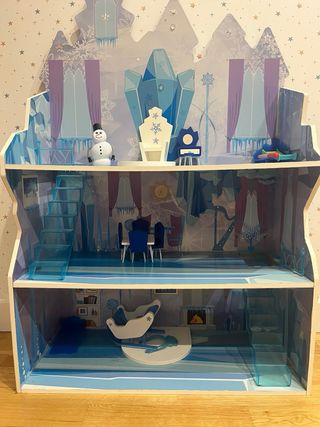Casa de muñecas temática elsa con algunos muñecos