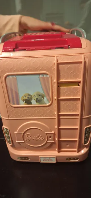 Caravana Barbie y armario con 2 muñecas