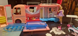 Caravana Barbie y armario con 2 muñecas