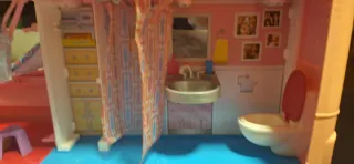 Caravana Barbie y armario con 2 muñecas