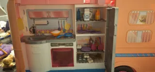 Caravana Barbie y armario con 2 muñecas
