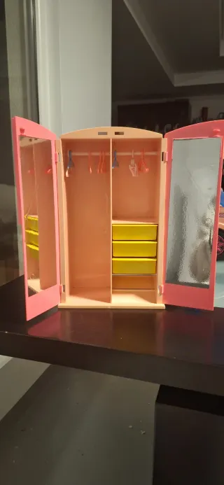 Caravana Barbie y armario con 2 muñecas