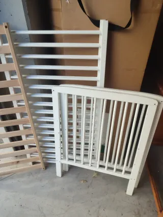 Cuna de bebé de madera y blanca