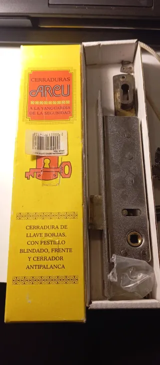 Cerradura Arcu con 15 llaves