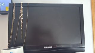 Televisor Samsung Negro y Dorado