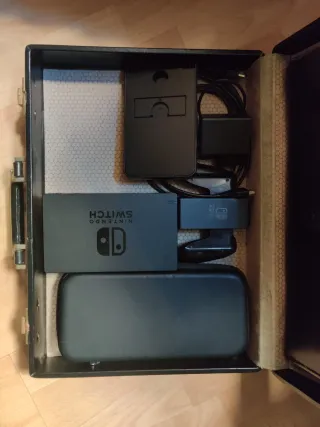 Nintendo Switch + Custodia + Stand + SD 128GB