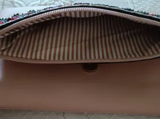 Bolso rosa con adorno bordado