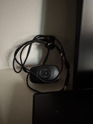 2 Monitores BenQ 27' con Soporte Dual + camara